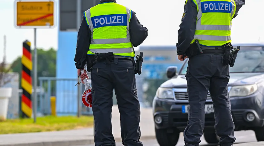 Beamte der Bundespolizei stehen bei der Einreise nach Deutschland am deutsch-polnischen Grenzübergang Stadtbrücke in Frankfurt (Oder).