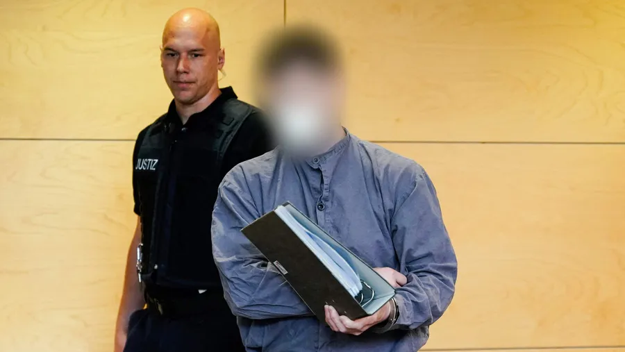 Der Angeklagte bei seiner Ankunft im Landgericht Kaiserslautern.
