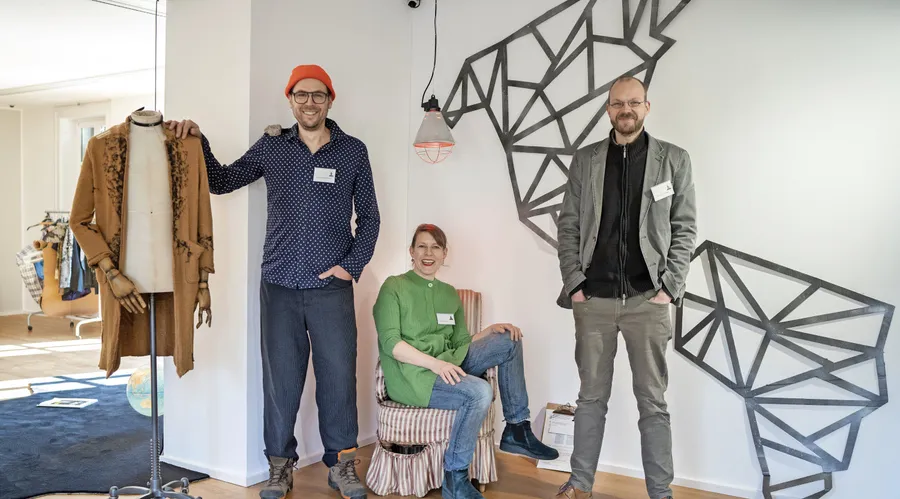 Vorstellen, spüren und ändern: Christoph Rothmeier (links), Amelie Hensel und Steffen Lars Popp von den Künstlergruppen metagarten & helfersyndrom im von ihnen gestalteten „Wandelsalon“ im Sinclair-Haus
