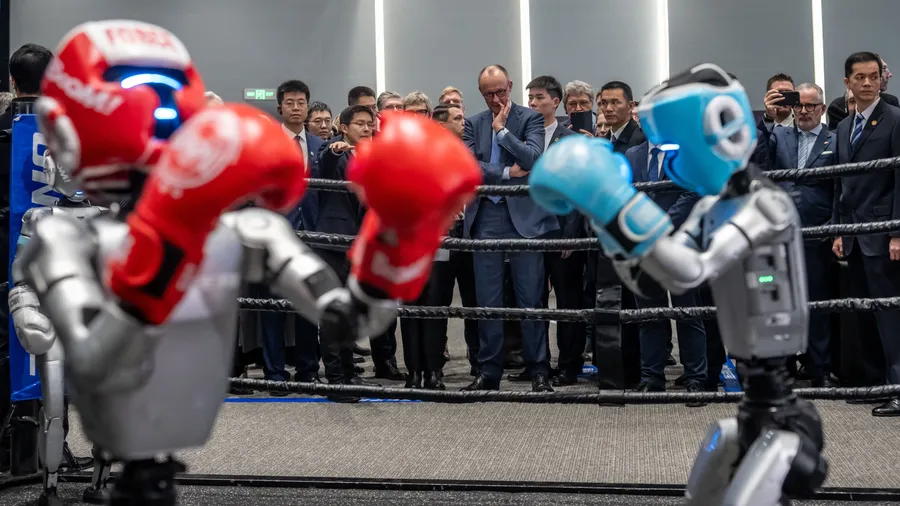 Unitree-Roboter treten auch schon mal gegeneinander an – vor prominenter Kulisse.