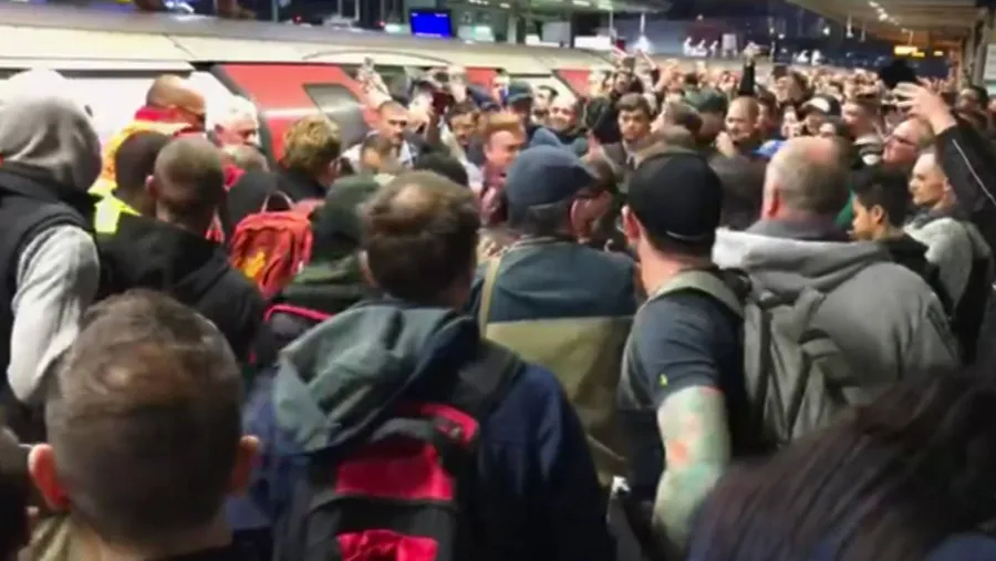 Teilnehmer einer Demonstration der „Extinction Rebellion“ stehen auf dem Dach einer U-Bahn im Bahnhof Canning Town, der Bahnsteig ist voll, die Pendler sind aufgebracht.