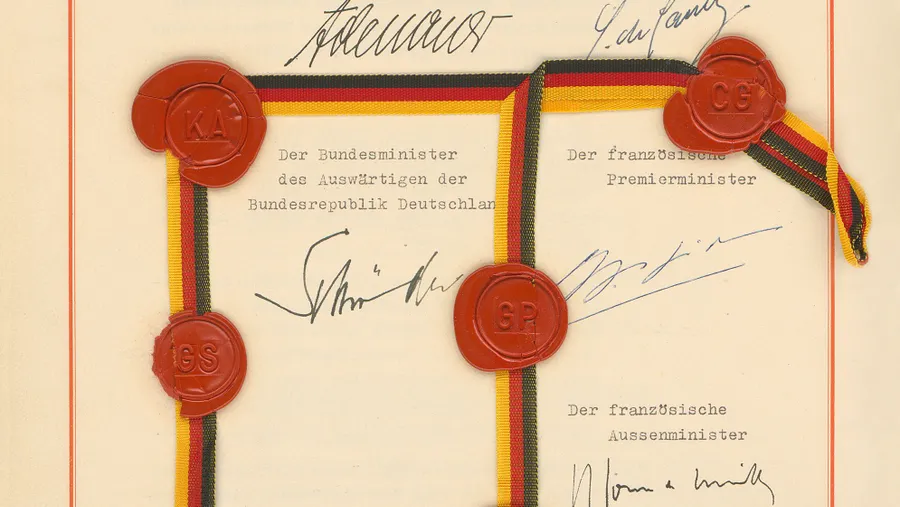 Die Unterschriften von Konrad Adenauer und Charles de Gaulle und Siegel unter dem Elysee-Vertrag, der am 22.01.1963 abgeschlossen wurde. Der "Vertrag über die deutsch-französische Zusammenarbeit» wurde im Elysee-Palast in Paris unterzeichnet.