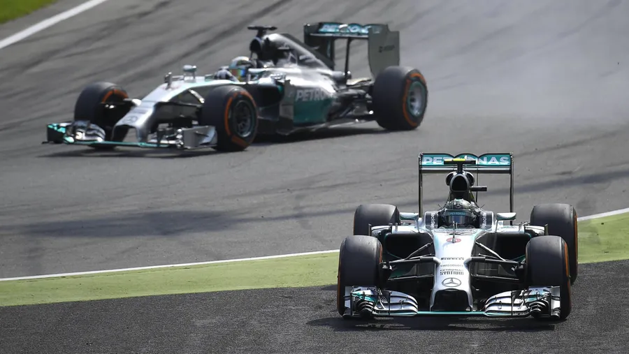 Ich bin dann mal weg: Rosberg (r.) fährt geradeaus, während Hamilton auf dem richtigen Weg bleibt