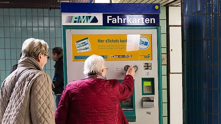 Verkaufsstart: Das Seniorenticket ist bereits an Verkaufsstellen des RMV erhältlich, gilt jedoch ab 1. Januar 2020.
