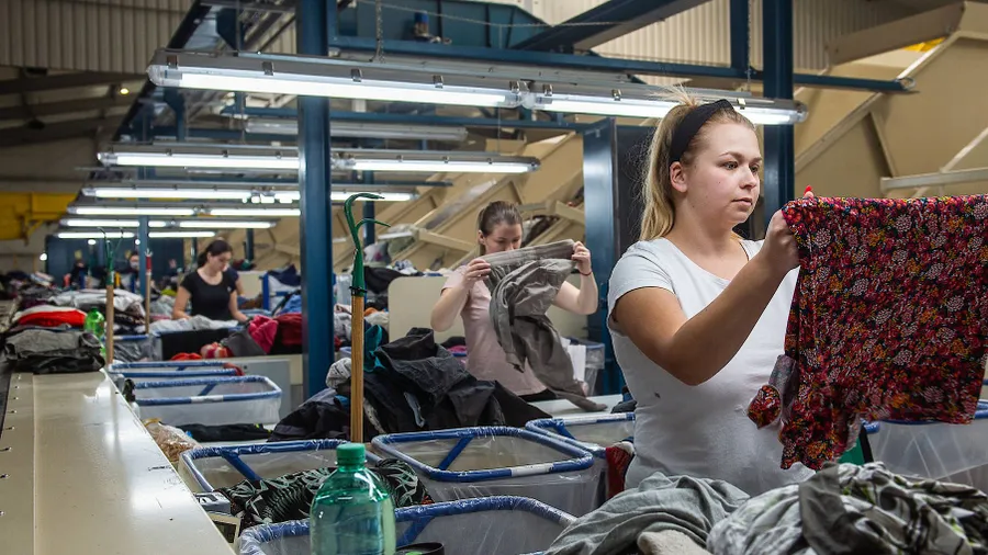 Jeder Mitarbeiterin oder Mitarbeiter ist Spezialist für bestimmte Kleidungsarten.
