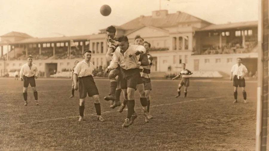 Der Fußball beherrschte stets das Stadion: Spielszene aus den Vierzigerjahren