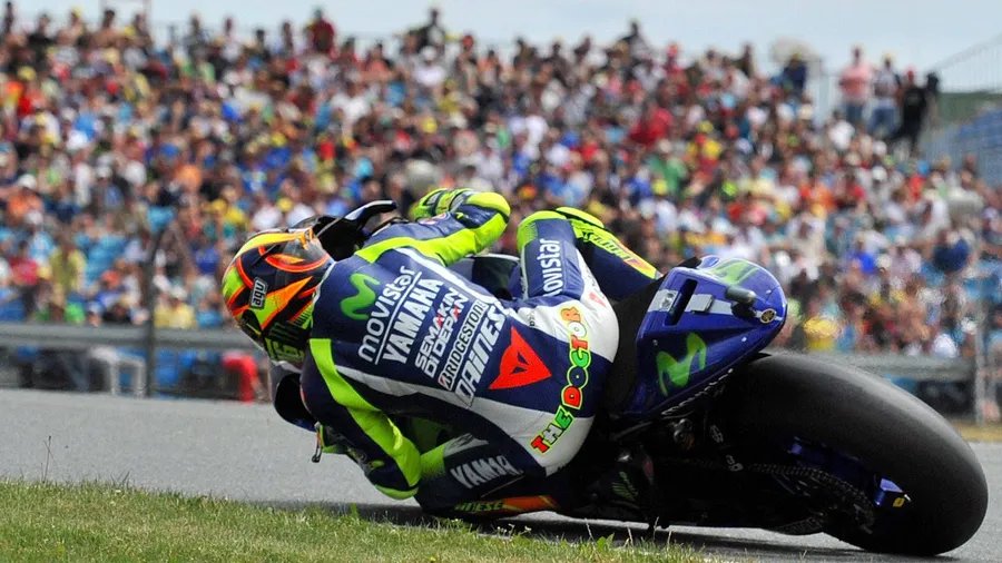 Der Zweirad-Held und seine Anhänger: Valentino Rossi kreist, die Menge jubelt ihm zu
