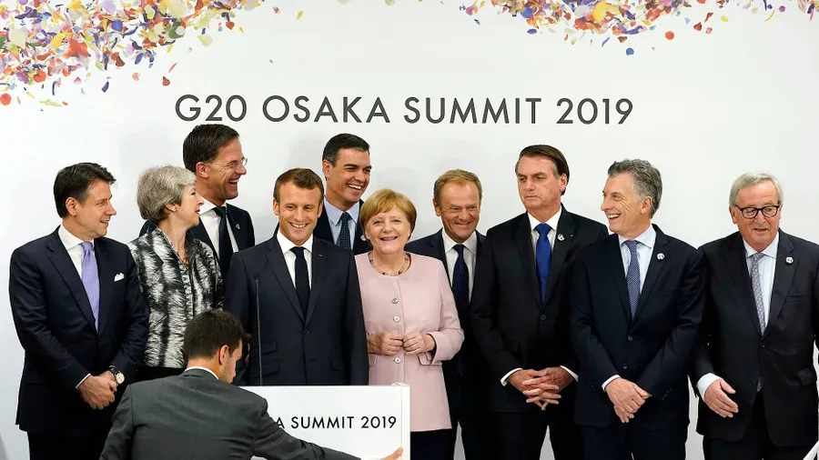 Die britische Premierministerin May in Osaka im Kreise europäischer und südamerikanischer Staats- und Regierungschefs
