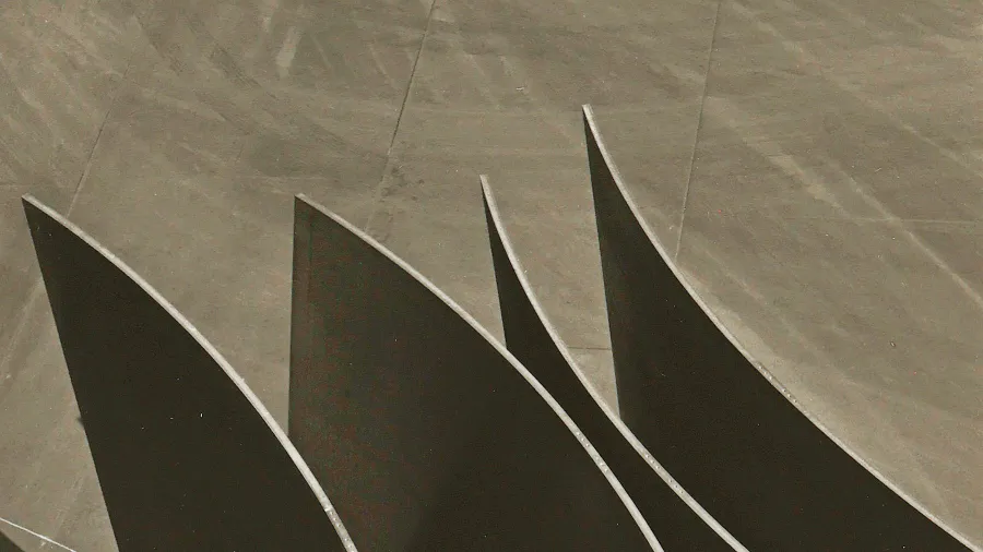 Der Bildhauer und sein Werk: „Richard Serra beim Probeaufbau der Skulptur ,Switch‘ in der Dillinger Hütte“, 1999