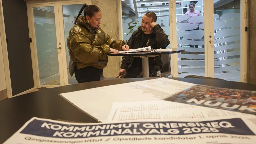 Eine Frau gibt während der vorgezogenen Stimmabgabe für die grönländischen Parlamentswahlen im Rathaus in Nuuk ihre Stimme ab.