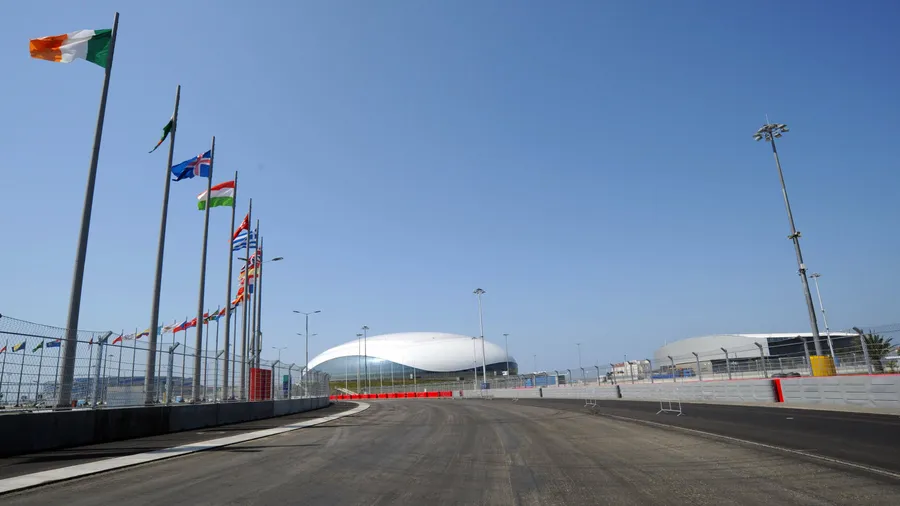 Die Rennstrecke in Sotschi: Blick auf den Bolschoi Eis Dom der Olympischen Winterspiele 2014.