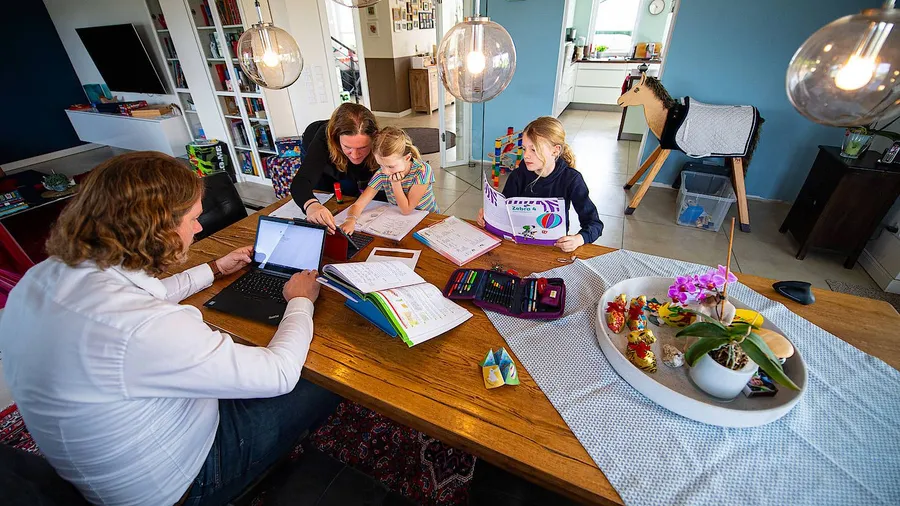 Eltern gefordert: Der Bildungsfortschritt vieler Kinder hängt in Pandemiezeiten vom Einsatz von Mama und Papa ab.