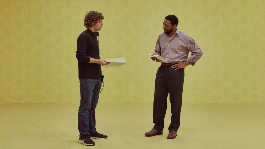 Regisseur Kane Parsons (links) mit Schauspieler Chiwetel Ejiofor am Set von „Backrooms“
