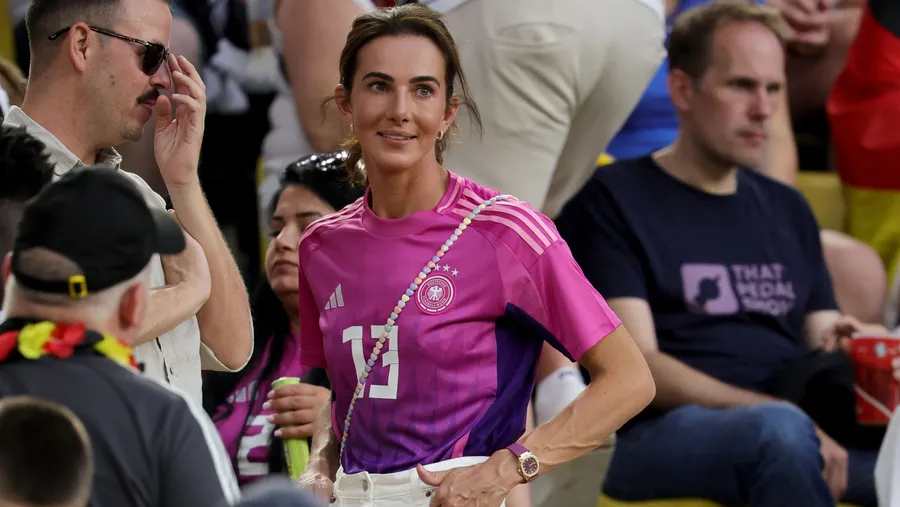 Lisa Müller ist Dressurreiterin und Influencerin. Sie ist mit Fußballspieler Thomas Müller verheiratet.