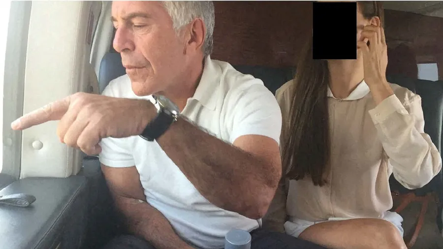 Schwärzung inkonsistent: Jeffrey Epstein mit einer unkenntlich gemachten Frau.