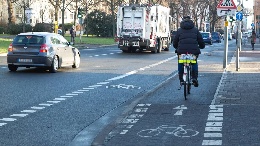 Seit an Seit: Rad- und Autofahrer sollten den Platz teilen und dabei auch auf Fußgänger Rücksicht nehmen.