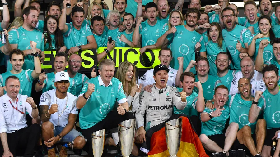 Der Stern leuchtet heller den je: Rosberg feiert den WM-Titel, auch Rivale Hamilton ist dabei.
