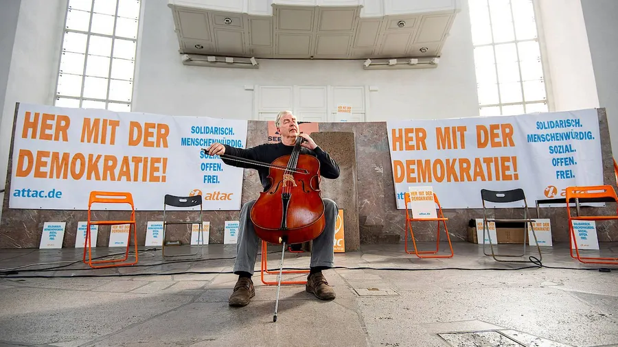 Revoluzzer mit bürgerlichem Instrument: Im September 2018 spielte Frank Wolff bei einer Besetzung der Paulskirche durch Aktivisten des globalisierungskritischen Bündnisses Attac.