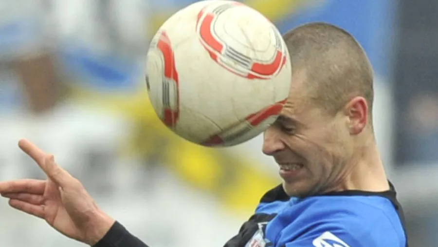 Da war er noch fit : Mike Wunderlich gegen die Herren des Karlsruher SC im Stadion am Bornheimer Hang in Frankfurt.