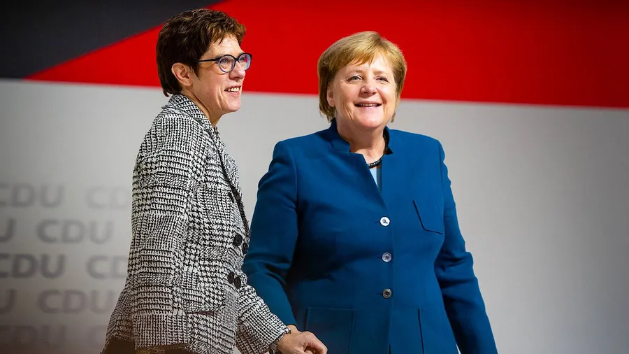 Annegret Kramp-Karrenbauer nach ihrer Wahl zur Parteivorsitzenden zusammen mit Angela Merkel