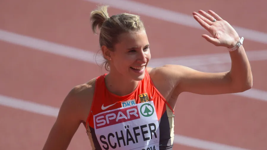 Siebenkämpferin Carolin Schäfer (Bild) nimmt bei der Leichtathletik-EM in Zürich Kurs auf eine Medaille. Die 22 Jahre alte Frankfurterin lag nach den vier Disziplinen des ersten Tages mit 3845 Punkten auf einem hervorragenden zweiten Platz. Nur sechs Zähler besser als die Deutsche war am Donnerstag die führende Belgierin Nafissatou Thiam. Dritte war Hallenweltmeisterin Nadine Broersen aus den Niederlanden (3841). Lilli Schwarzkopf aus Hannover lag mit 3670 Punkten zunächst auf dem siebten Platz. Schäfers Vereinskollegin Claudia Rath geht als Achte mit 3669 Zählern in den zweiten Wettkampftag.