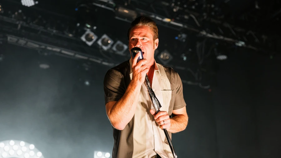 Zwischen Rock und Roll: Sänger Dick Brave beim Konzert in der Frankfurter Batschkapp