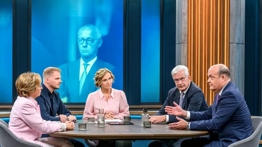 Wahlabend bei Caren Miosga am 20. September: Beatrix von Storch (AfD), Tim Klüssendorf (SPD), die Moderatorin, Mathias Middelberg (CDU) und Robin Alexander (von links). Es war einer von drei AfD-Auftritten in Miosgas Sendung in diesem Jahr, zwei davon an Wahlabenden.