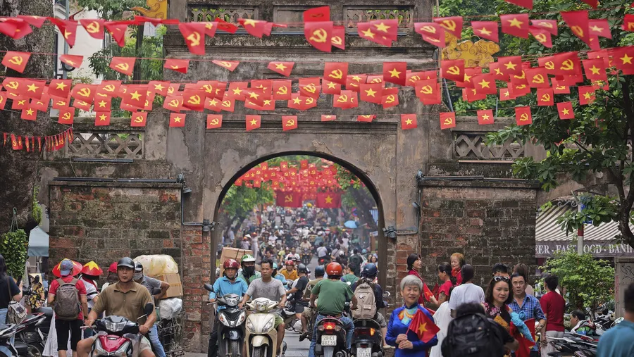 Auf zwei Rädern entfaltet Hanoi seine bunte Magie.