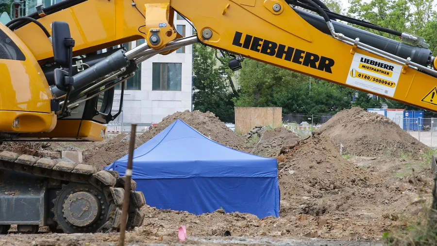 Blick durch den Zaun auf die Baustelle, auf der die Bombe gefunden wurde.