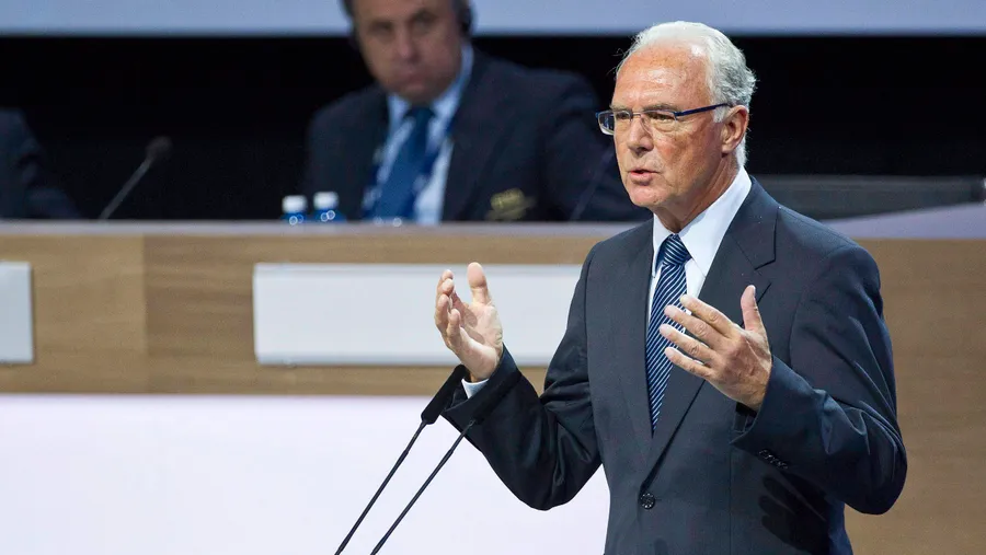 Nicht am Rednerpult, aber per mail: Franz Beckenbauer hat ausgesagt