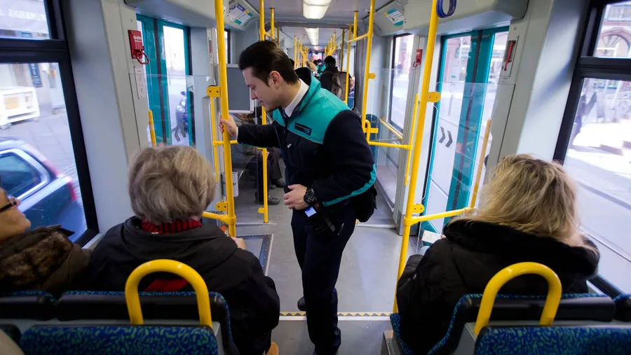 Prüfender Blick: Die meisten Fahrgäste, die der Kontrolleur Nico nach dem Ticket fragt, haben eines.