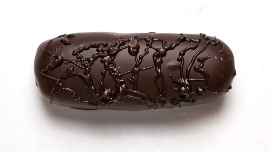 Marzipan wird aus blanchierten und geschälten Mandeln und Zucker hergestellt.