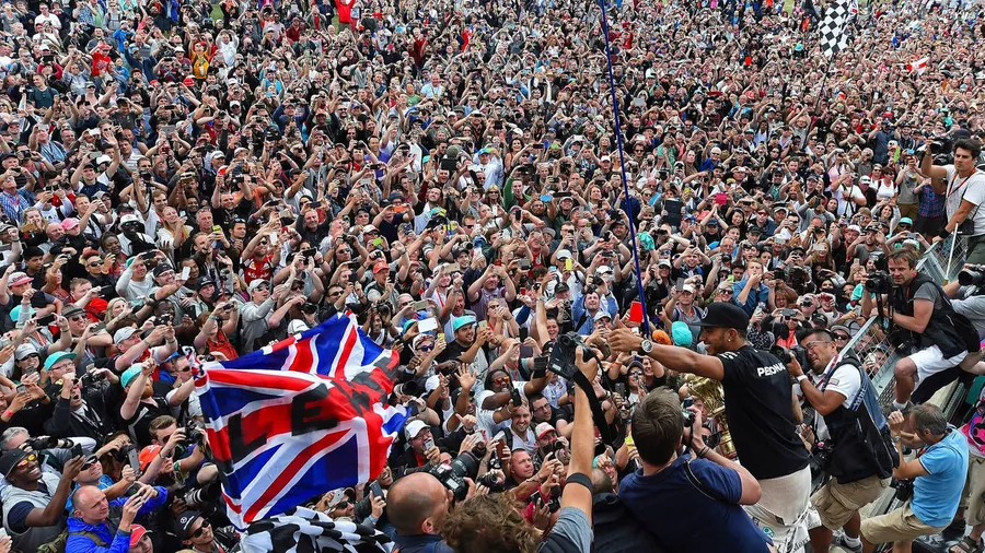 Bad in der Menge:  Lewis Hamilton feiert seinen Sieg mit einem guten Teil der 140000 Fans
