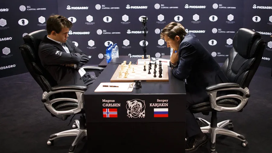Viel Denkarbeit: Titelverteidiger Magnus Carlsen (links) und Herausforderer Sergej Karjakin