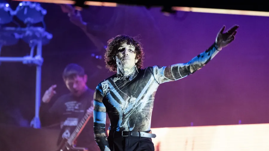 Fallen immer wieder mit ausgefallenen Bühnenshows auf: Oliver Sykes mit seiner Band Bring me the Horizon, hier im August 2022 auf der Bühne des Highfield Festivals in Sachsen.