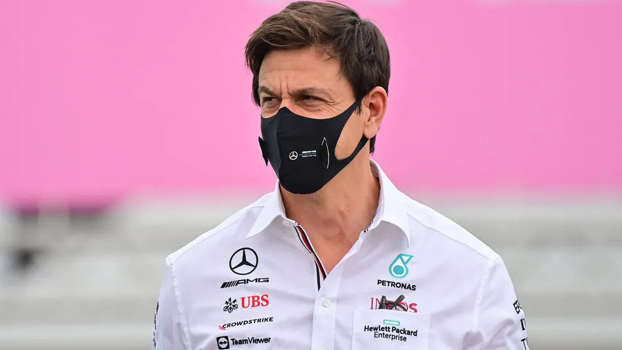 Kann gerade nicht anders: Mercedes-Boss Toto Wolff