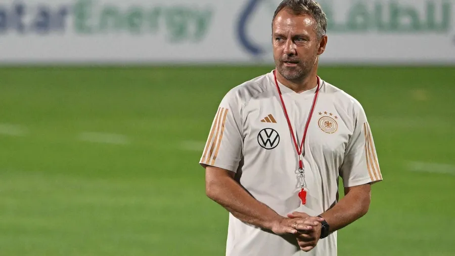 Hansi Flick leitet ein Training der Nationalmannschaft im Al Shamal Stadion in Qatar.
