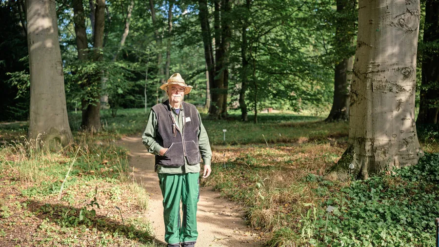 Naturfreund: Marko Borutzke sieht im Botanischen Garten nach dem Rechten.