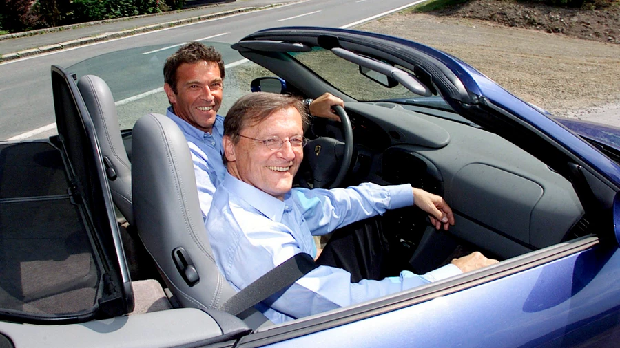Österreichs Bundeskanzler Wolfgang Schüssel (ÖVP) sitzt neben Jörg Haider (FPÖ) auf dem Beifahrersitz von Haiders Porsche bei einem Besuch Schüssels in Kärnten im Jahr 2000.