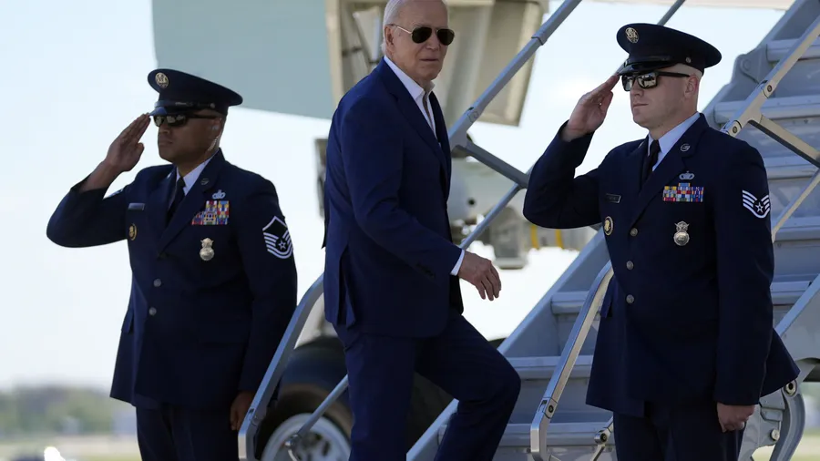 Präsident Biden besteigt am Mittwoch die Air Force One in Milwaukee.