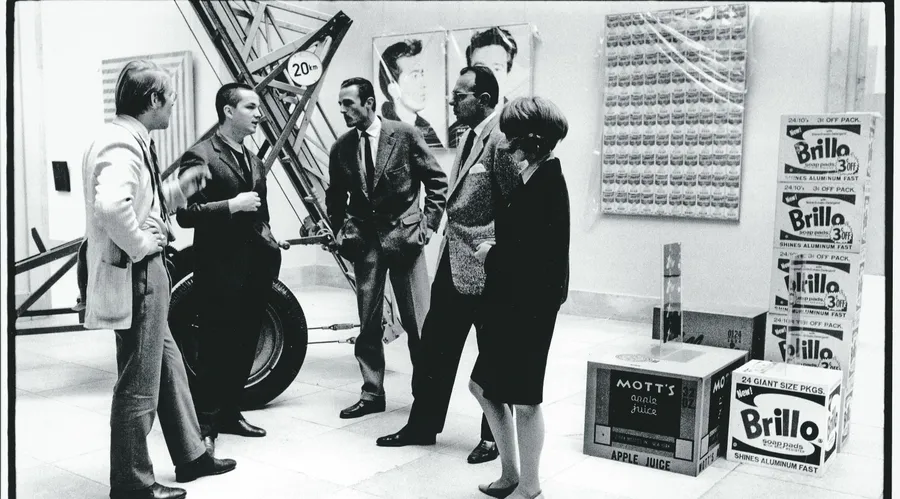 Erinnerungen an eine bewegte Zeit: Franz Dahlem (Zweiter von links) beim Aufbau der Sammlung Karl Ströher 1968 in München mit Herzog Franz von Bayern (Mitte) und dem Galeristen Heiner Friedrich (links) sowie Christof Engelhorn