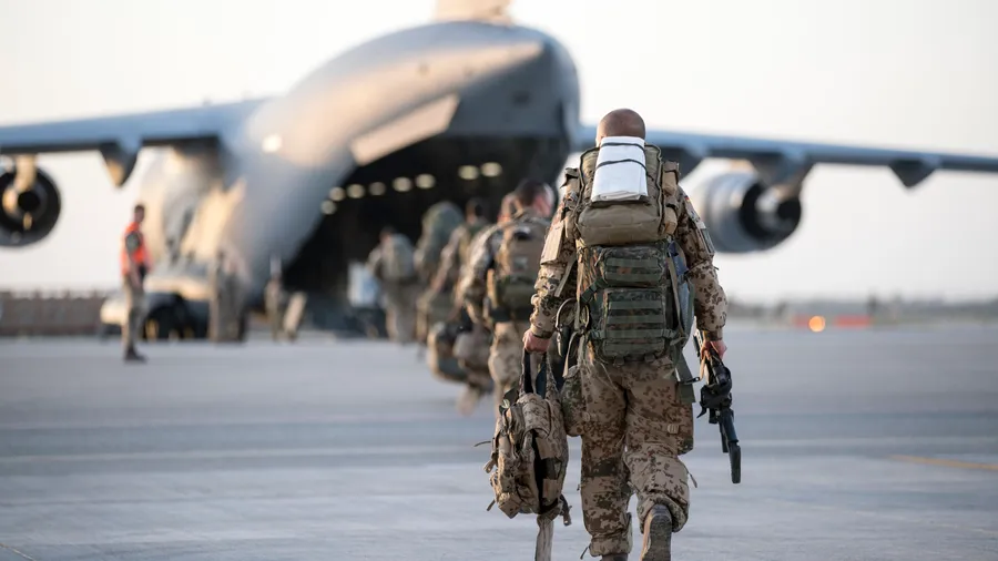 Ende Juni 2021 zieht die Bundeswehr aus Masar-i-Scharif ab. Das Bild der Bundeswehr zeigt einen Militärtransporter C17, der vom Feldlager nach Deutschland fliegen wird. Damit endete der Afghanistan-Einsatz der Bundeswehr.