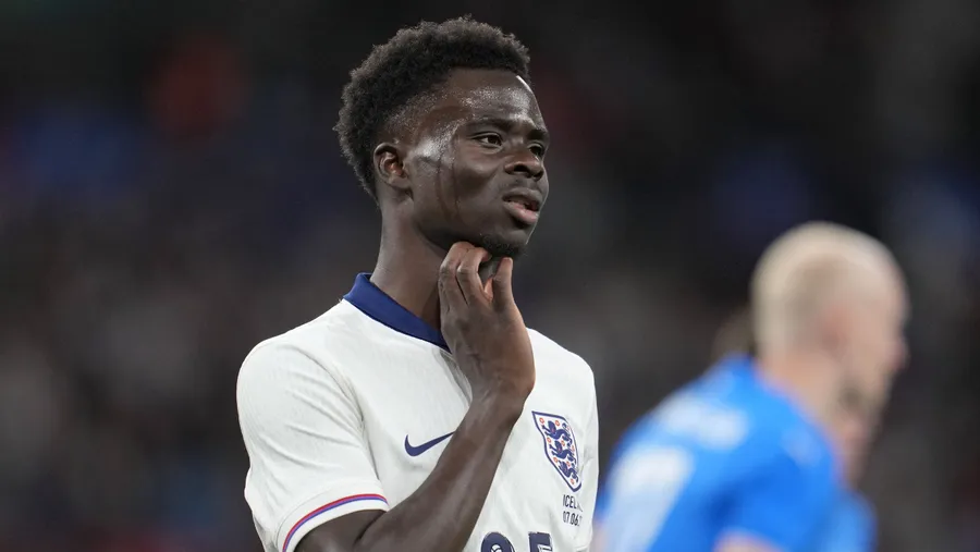 Bukayo Saka wird im Testspiel gegen Island nur eingewechselt – und trotzdem zur Zielscheibe.