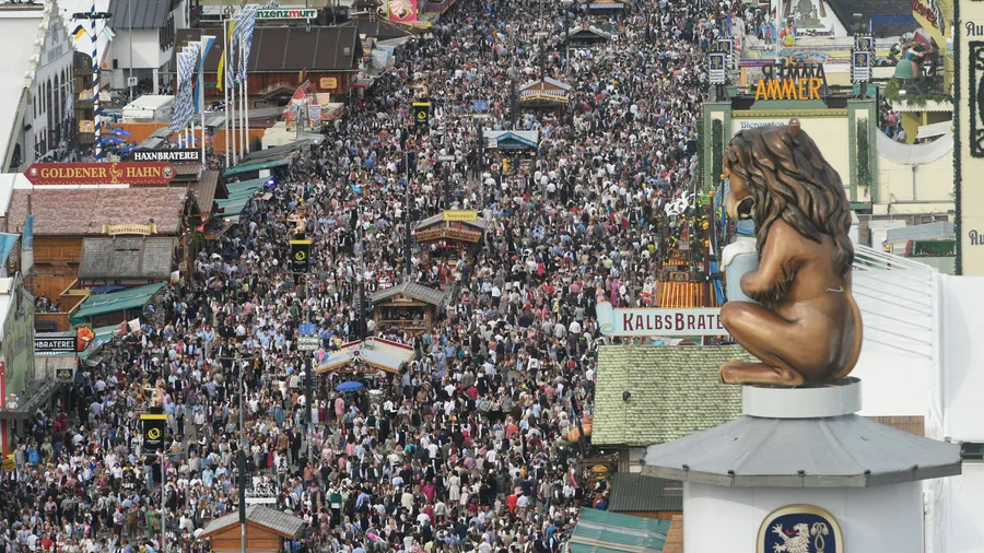 Unzählige Besucher der Wiesn sind am Sonntag vom Riesenrad aus zu sehen.