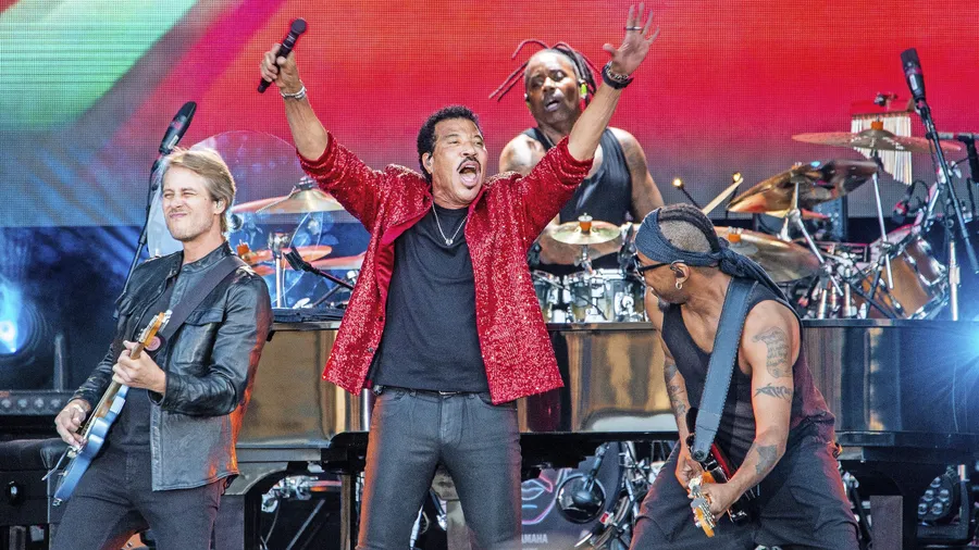 Inmitten einer großen Familie: Lionel Richie begeistert mit seiner Band in Wiesbaden.