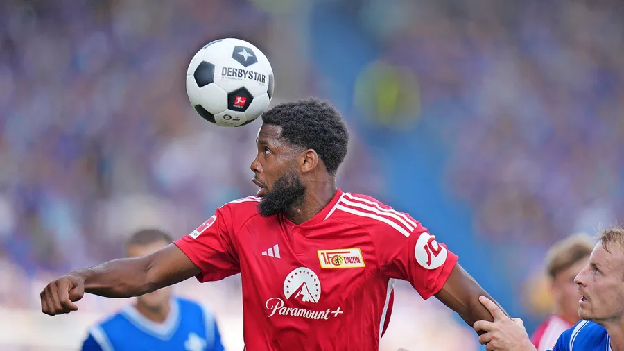 Überlegene Berliner: Union und Jordan Siebatcheu sind den Darmstädter „Lilien“ um Kapitan Fabian Holland  einiges voraus.