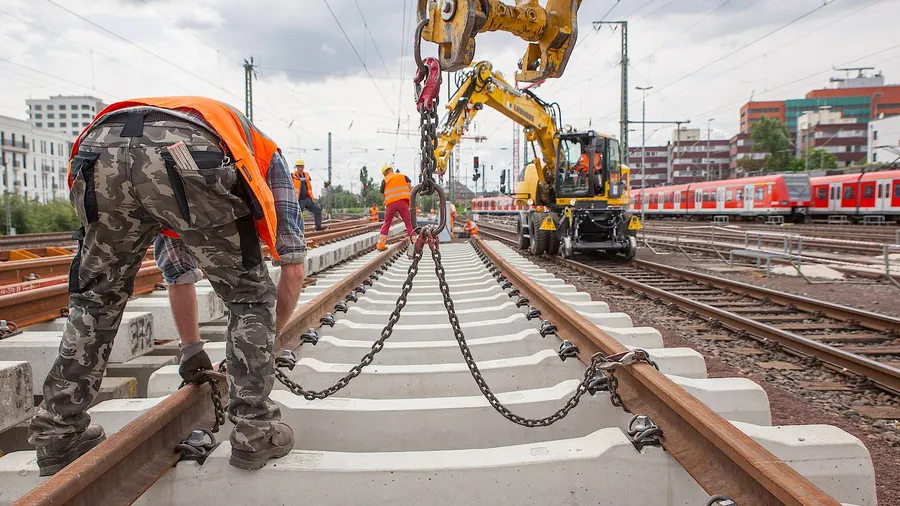 Vorarbeiten: Im Bahnhof Frankfurt Süd werden die neuen Weichen für den S-Bahn-Tunnel montiert und gestapelt
