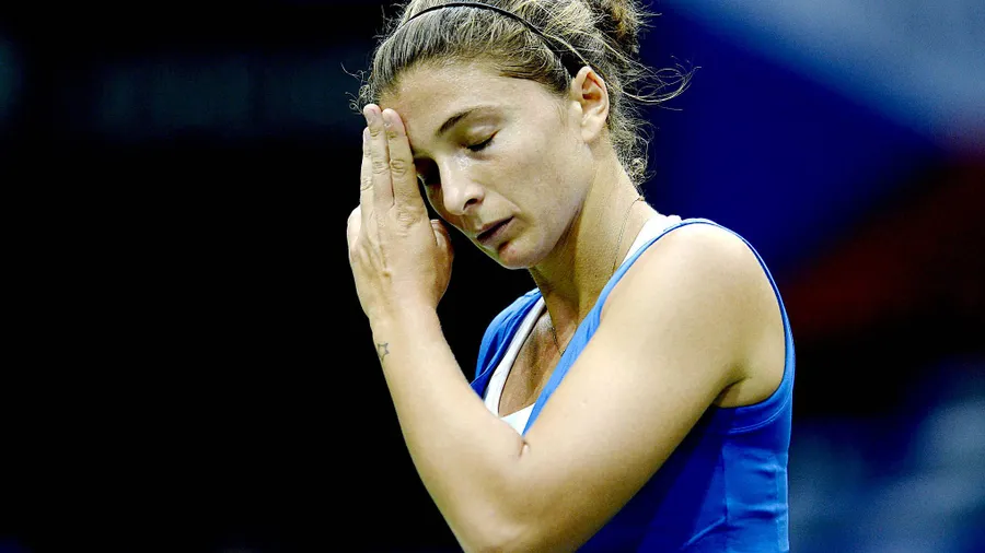 Die frühere French-Open-Finalistin Sara Errani (Bild) ist nach einem positiven Dopingtest gesperrt worden. Die einstige Nummer fünf der Tennis-Welt wurde vom Weltverband (ITF) rückwirkend vom 3. August an für zwei Monate aus dem Verkehr gezogen, wie die ITF in London mitteilte. Errani war bei einer Anti-Doping-Kontrolle am 16. Februar der Einnahme der verbotenen Substanz Letrozol überführt worden. Ein weiterer Test am 7. Juni war nach ITF-Angaben negativ. Demnach werden die Ergebnisse der 30 Jahre alten Italienerin in der Zeit von Mitte Februar bis Anfang Juni gestrichen. Errani, die vor fünf Jahren im Finale von Roland Garros in Paris gestanden hatte, belegte am Montag nur noch Weltranglistenplatz 98. In der vergangenen Woche war sie beim WTA-Turnier in Washington angetreten und hatte das Achtelfinale erreicht. (dpa)