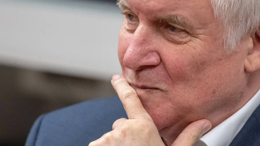 Offener Brief an Seehofer: Leiter von Gedenkstätten warnen in einem Brief vor der Erasmus-Stiftung der AfD.