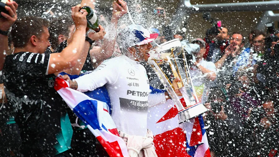 Im Champagnerrausch: Hamilton feiert den Titel mit seinem Team